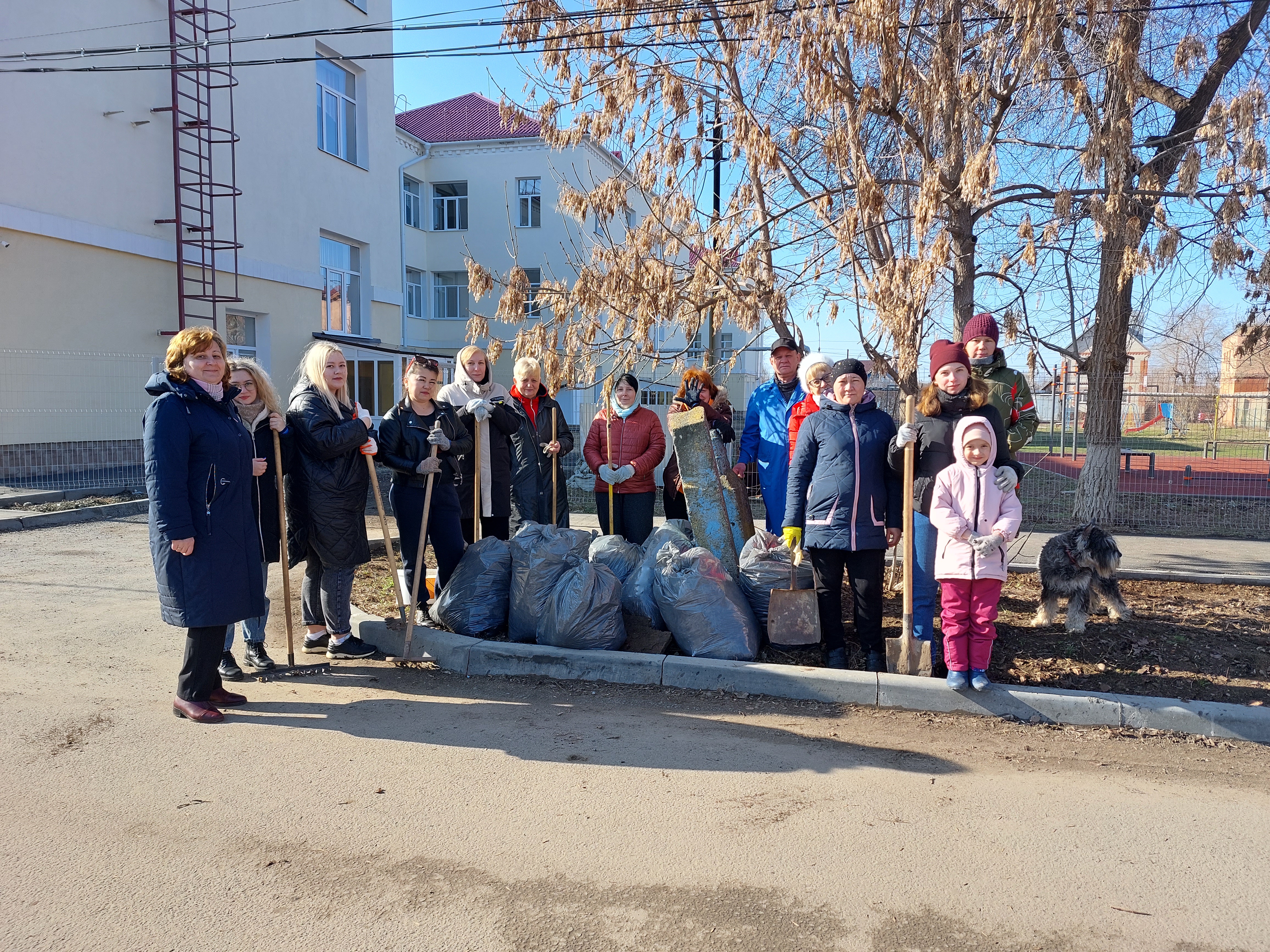 1 апреля коллектив школы принял активное участие в  общегородском субботнике.