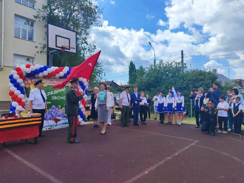 В МОУ «СОШ №2 им. Димитрия Донского» прошла Торжественная Линейка, объединившая церемонию вручения на вечное хранение копии Знамени Победы и начало летних каникул.